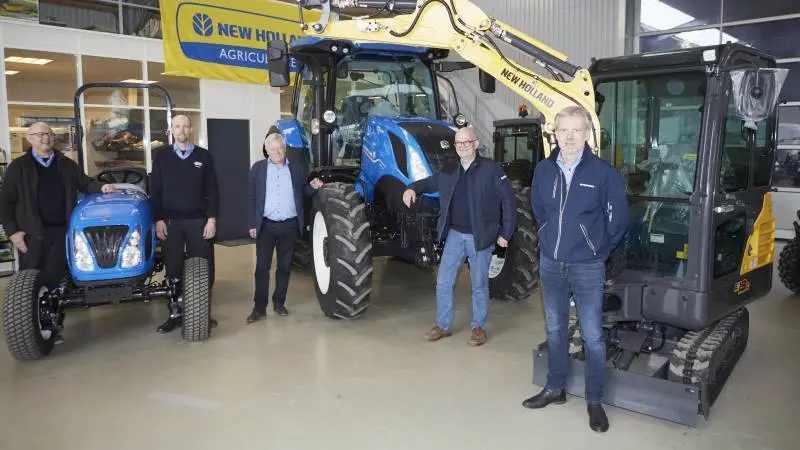 I går kunne indehaverne af Glamsbjerg Maskincenter offentliggøre den nye store forhandlingsaftale med New Holland Danmark og hovedforhandleren Lyngfeldt A/S. Det er fra venstre Ulrik Bøgelund, Kristian Jørgensen og Søren Bech Sørensen, sammen med distriktschef Finn Laursen fra New Holland Danmark og direktør Søren Dalsgaard, Lyngfeldt. Foto: Erik Hansen