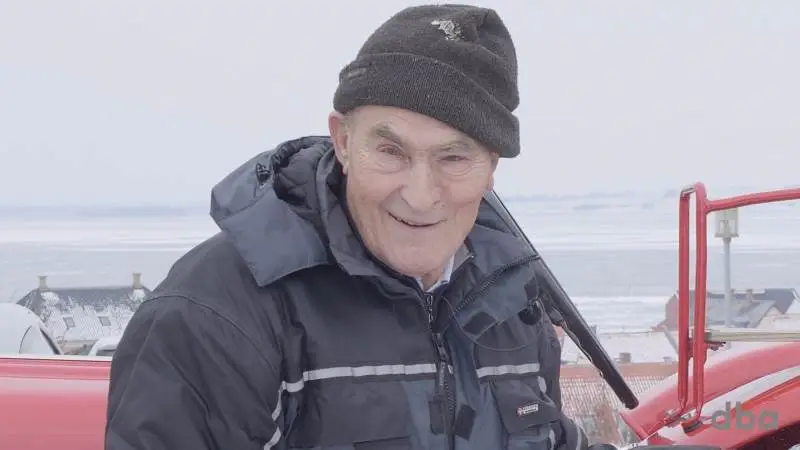 Gunner Jensen er 73 år og fra Løgstør. Han har sat en meget speciel Porsche-traktor til salg på DBA. Fotos: DBA