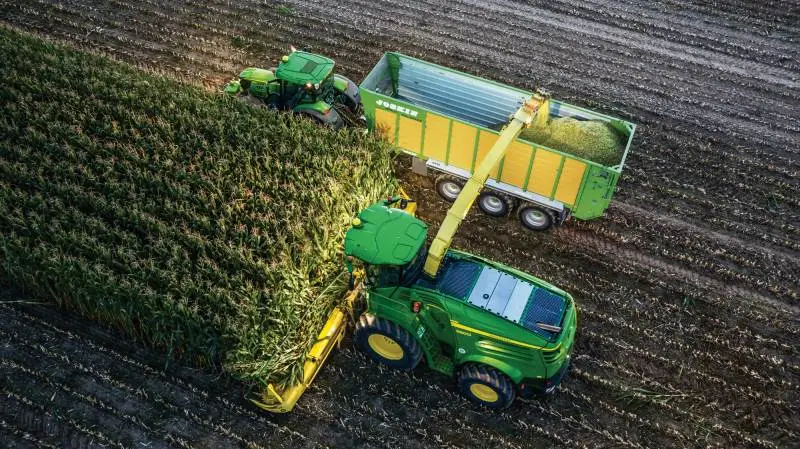 John Deere Machine Sync tilbydes nu til finsnittere og traktorer. Dermed øges både sikkerhed brugervenligheden i forbindelse med høstarbejdet. Systemet minimerer også spild i forbindelse med aftømning og medvirker til at forhindre skader på både maskiner og afgrøder selv ved høje hastigheder.