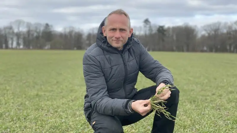 Bo Jensen er direktør for Agro Alliancen, der er et driftsfællesskab mellem godserne Egeskov og Ravnholt. Der er en stor andel frøgræs i bedriften, ligesom der fokuseres på fremavl af hvede og byg.