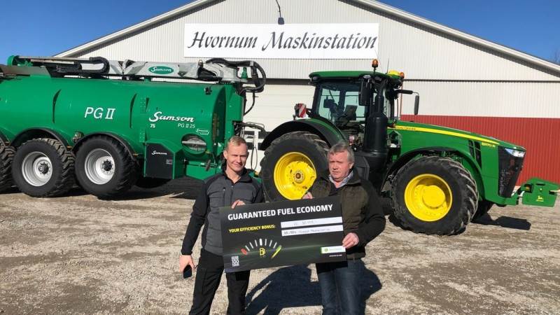 På billedet ses Poul Højstrup (th), der er ejer af Hvornum Maskinstation, sammen med Brian Bay Christensen fra Semler Agro.