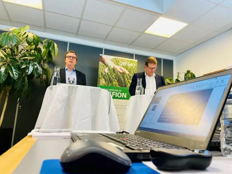 Dirigent Poul Henrik Prahl (til venstre) og formand Torben Hansen under den corona-ramte generalforsamling. Foto: Gefion
