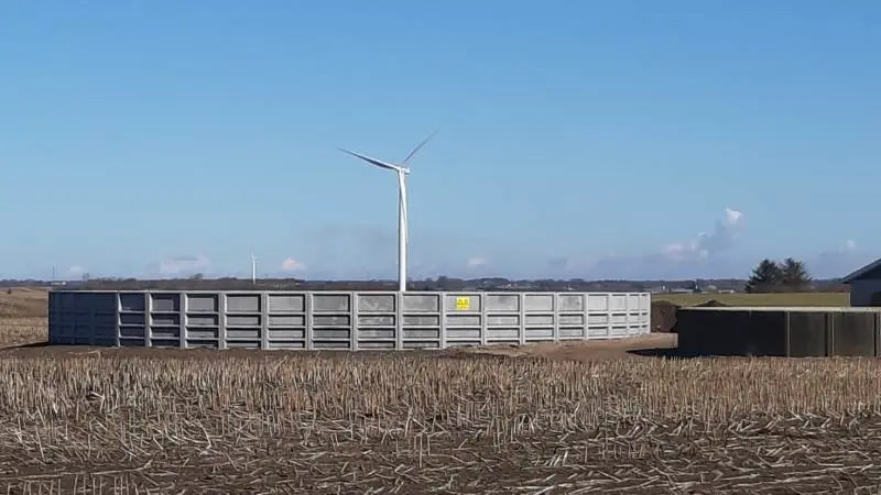 Når du skal bygge en ny stald, så er der tre elementer der skal følges ad. Det drejer sig om miljøgodkendelse, byggetilladelse (herunder brandteknisk redegørelse) og finansiering. Overvejer du af opføre en ny gyllebeholder, er det værd at vide, at den kan opføres i tilknytning til ejendommen eller den kan opføres på åben mark. Der er ikke længere krav om byggetilladelse, men man skal sørge for at registrere den i BBR.