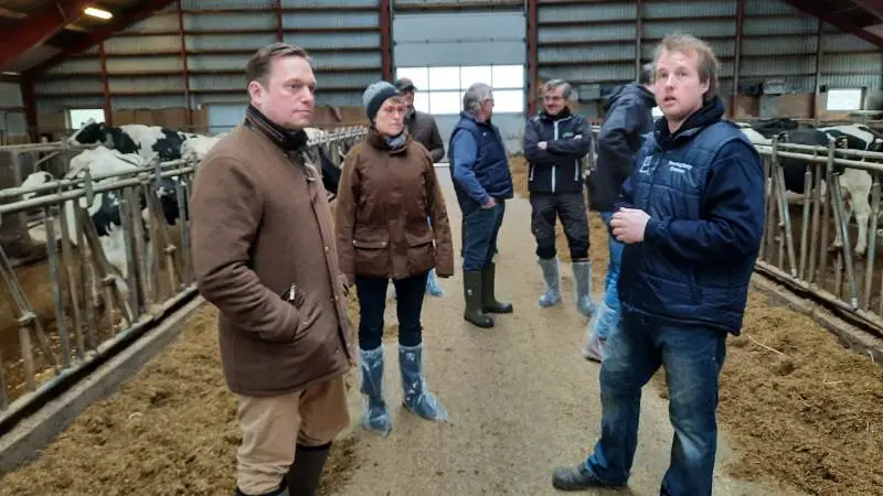 Der blev talt om udenlandske landbrugspraktikanter og fodermestre, da folketingspolitikeren Marcus Knuth, (tv), forleden besøgte økologisk mælkeproducent Christian M. Therkildsen, (th), ved Hjortshøj nær Aarhus, hvor også viceformand i landbrug & Fødevarer, Lone Andersen, (i midten) deltog. Foto: John Ankersen