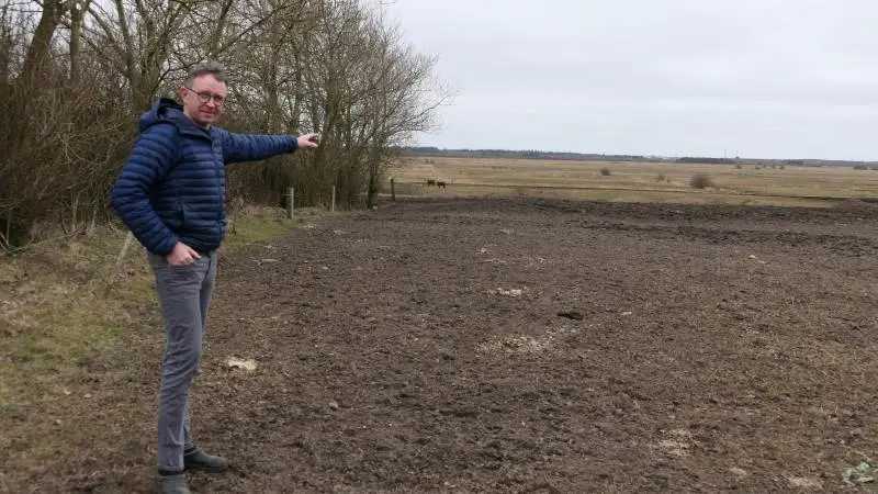 Man kan ikke både holde dyr under hegn og så tro, at de til enhver tid kan regulere og klare sig selv. - Her i Skjern Enge ville det ikke være forsvarligt at helårsafgræsse med kvæg, selvom det går fint andre steder, påpeger kvægmanden Søren Christensen. Foto: Bøje Østerlund