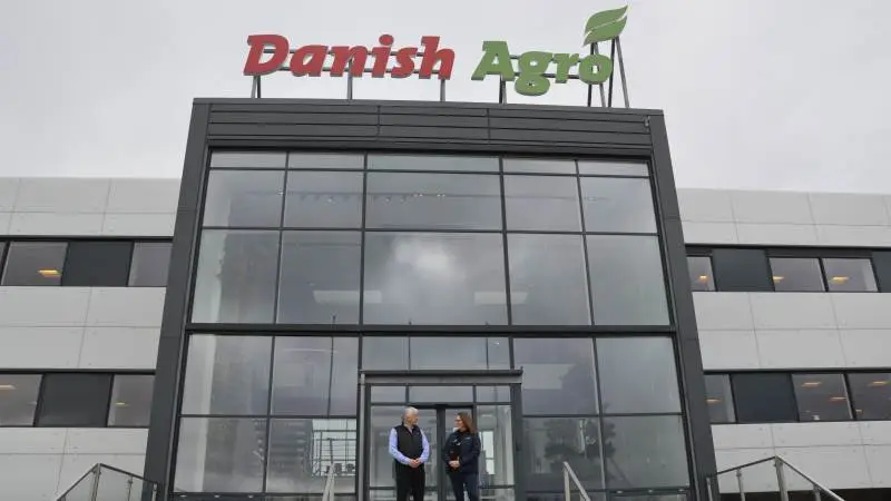 Danish Agro og datterselskabet Vilomix står sammen i arbejdet om at finde de stærke foderløsninger, der passer bedst ude i den enkelte besætning. Det betyder også et tæt samarbejde mellem de to produktchefer Arne Ringsing og Kristina Sørensen, der her ses ved administrationsbygningen i Galten. Fotos: Camilla Bønløkke