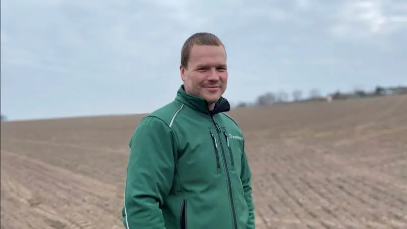 Andreas Johnsen fra Kristiansminde på Djursland har i år fået en robot til at så sine økologiske hestebønner. Foto: Djursland Landboforening.