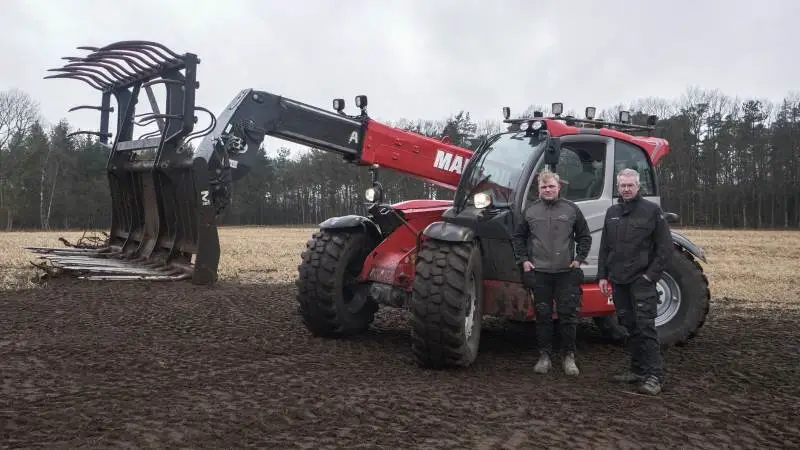 Peter Poulsen (th) sammen med chauffør Jacob Hedager foran teleskoplæsseren, som ved hjælp af dækkene fra Alliance kan præstere både i marken og på landevejen.