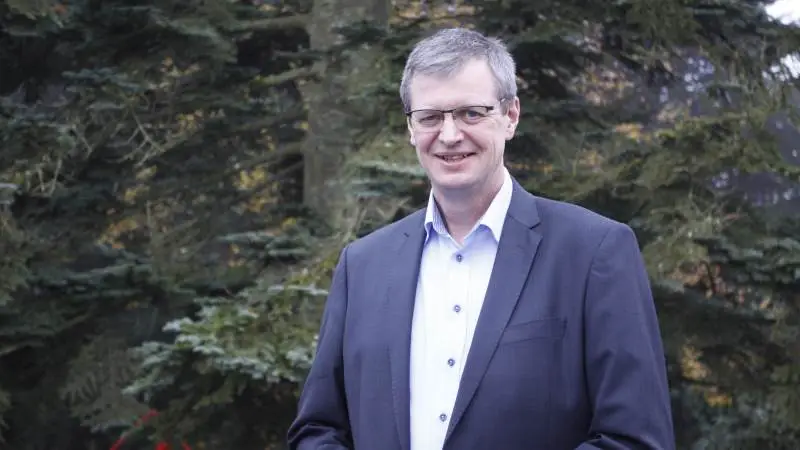 Flere nybyggede stalde vil både gavne miljøet og være med til at sikre danske arbejdspladser, siger Erik Bredholt, formand for Danish Crown.