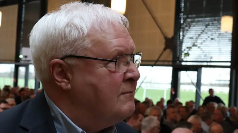 Lige nu er toppen af dansk landbrug og Axelborg nærmest mest optaget af, at Mette Frederiksen og hendes ministre har sagt, at der fortsat skal være landbrug i Danmark, at det er godt for beskæftigelsen, og at de godt ved, at udflagning at enhver gris, enhver liter mælk og ethvert kg brødhvede og maltbyg koster på klimakontoen, mener Agerskov-formand Jens Peter Aggesen.