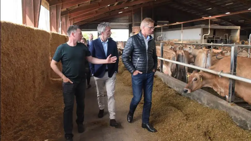 - Ambitionen er at halvere den nuværende metan-produktion fra EU's husdyrproduktion inden 2030, siger europaparlamentarikeren Asger Christensen (th.), der her er på besøg hos landmand Søren Hansen, Rødme Nygaard, Stenstrup sammen med sin kollega Morten Løkkegaard. Arkivfotos: Morten Ipsen