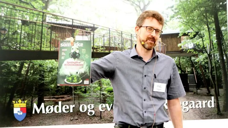Thomas Roland, CSR-chef i Coop, med det eksemplar af Samvirke, som sidste år var årsag til stor forargelse i landbrugskredse.