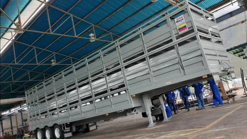 På den danskejede Plumrose svinegård i Venezuela har man netop anskaffet denne tre-etages grisetrailer med drikkenipler og overbrusning af grisene.