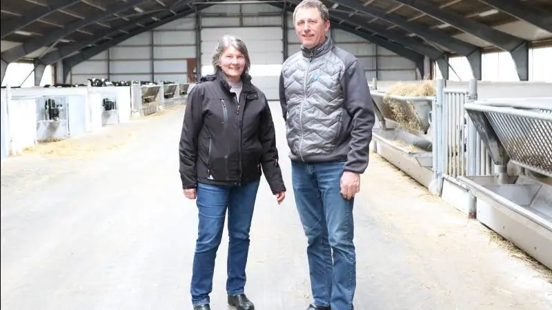 Inden længe overtager sønnen Asmus og hans kæreste Sandagergaard nær Skals fra mælkeproducent Gunnar og Solveig Klith Forum.