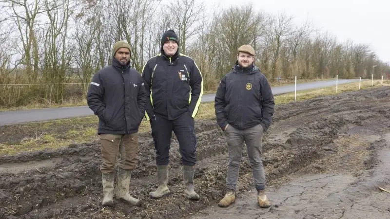 Det mobile krondyrhegn fra Agrofence som Nizan Vijayam (tv) har sat op, er effektivt og en god måde at løse udfordringerne med markskader forvoldt af krondyr, mener bade skytte ved Tjele Gods Jesper Nørlund (th) og landmand og markchef Peter Vestergaard fra Danroots.