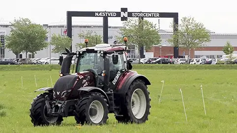 Karl Mertz A/S stod for Valtra SmartTour-besøget ved Næstved Storcenter (i baggrunden), hvor en del prøvekørte de nye Valtra-modeller, der blandt andet er med smarttouch-armlæn.