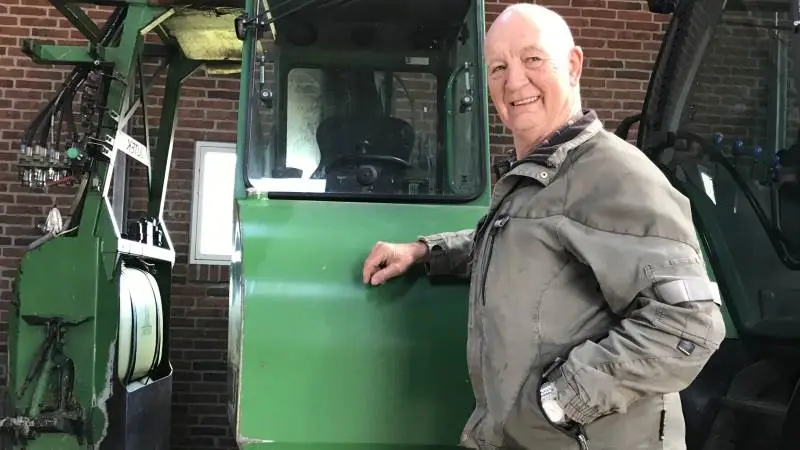 76-årige Arne Lund Thomsen har altid været landmand, og har i over 35 år drevet landbrug og dambrug fra ejendommen ved Spjald i Vestjylland. Siden er juletræsproduktionen kommet til.