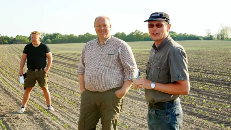 Planteavlskonsulent Søren Holmgren, til højre, advarede mod at man helt forbyder anvendelse af kemi i Danmark: - For så flytter produktionen af spinat og græsfrø til udlandet. I midten spinatavler Hans Ingemann. Fotos: Henrik Sieben