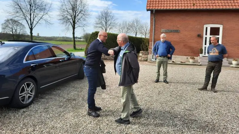Formand for Landbrugsrådgivning Syd og Sønderjysk Familielandbrug, Antoni Stenger, tog corona-sikkert imod minister for fødevarer, landbrug og fiskeri, Rasmus Prehn, (S), ved besøget i Vejen. I baggrunden til højre besøgsvært, Henrik Bertelsen, formand for Familielandbruget Sydvest, (th), og ved siden af ham formand for Familielandbruget LRS-Vejle, Sven-Aage Steenholdt. Foto: John Ankersen