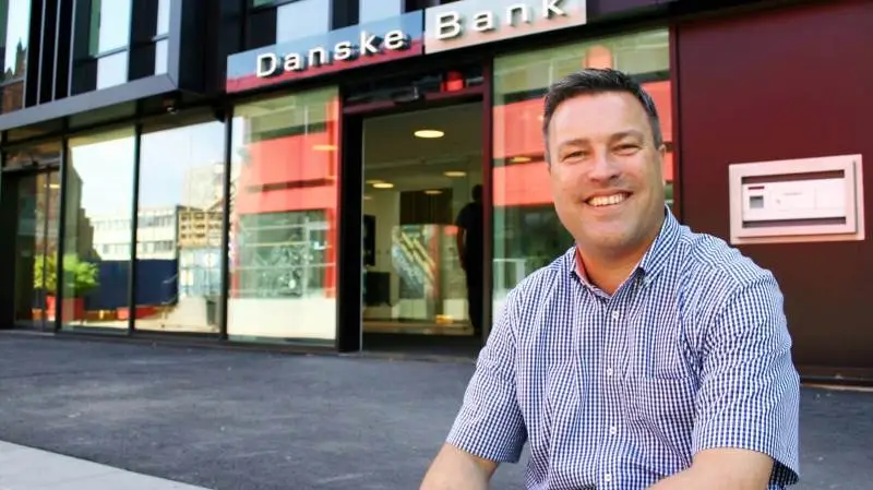 - Vi er interesserede i både små, store og mellemstore landmænd, siger landbrugskundedirektør Claus Bo Petersen, her foran Danske Banks nye finanscenter på Albani Torv i Odense. Foto: Ebbe Mortensen
