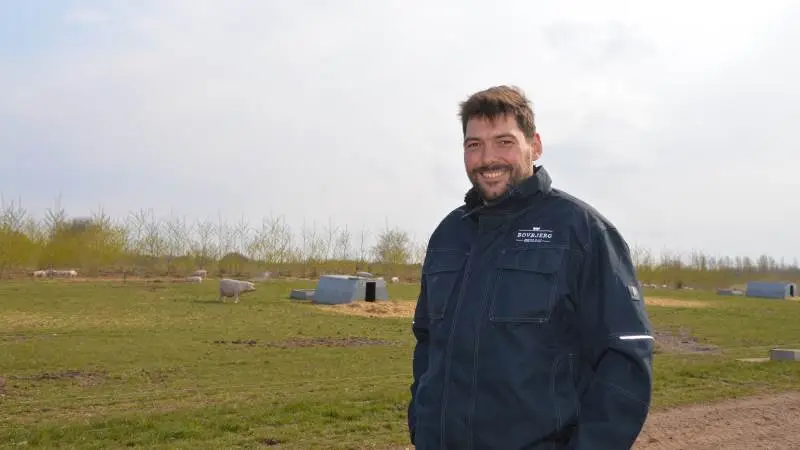 - Det ser bare godt ud, og så er det en fed måde at passe grise på. Vi får set årstiderne, lyder det fra Henrik Bovbjerg, der er direktør og medejer af Bovbjerg Økologi A/S, som han på Give-kanten har bygget op sammen med sin forretningspartner, Bertel Hestbjerg. Fotos: Camilla Bønløkke.