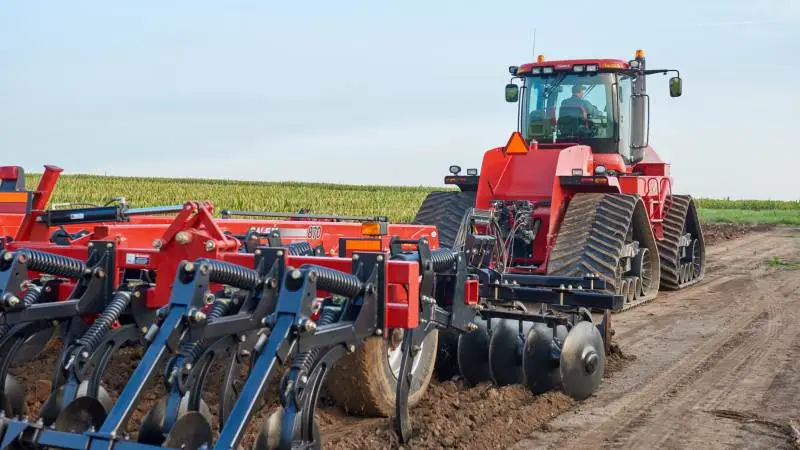 Flere og flere operatører inden for både landbruget og industrien vælger bæltekøretøjer til deres aktiviteter, og derfor er efterspørgslen på gummibælter stigende. Foto: Continental
