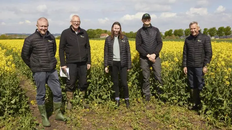 Her ses nogle af folkene bag fagdagen Agri Farm Day på Christianshøj; chefkonsulent Flemming Floor (t.v.), forsøgsleder Knud Christensen, planteavlsassistent Marina Staun fra Agri Nord, salgsansvarlig i Nordjylland Tommy Pedersen fra Mollerup Mølle og teamleder Poul Madsen. Foto: Tenna Bang