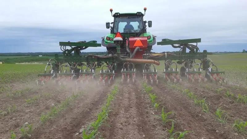 Sammen med Jens Lauritzen har Agri Nord testet etablering af efterafgrøder i majs. Resultatet er, at den mest effektive måde at få det bedste resultat er med placering af frøene ved såning.
Jens Lauritzen kører med en renser med hjemmelavet såudstyr til præcisionssåning af efterafgrøder.
