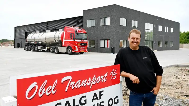 Peter Obel, indehaver af Obel Transport, foran firmaets nye domicil i Kalundborg.