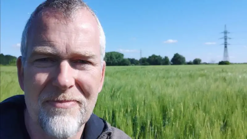 - I løbet af et par dage i maj fik vi over 50 mm nedbør, og det fortsatte. Men det var nok i sidste øjeblik og lige tilpas, vurderer Ole Hjelm, der er godt tilfreds med afgrødernes tilstand netop nu.