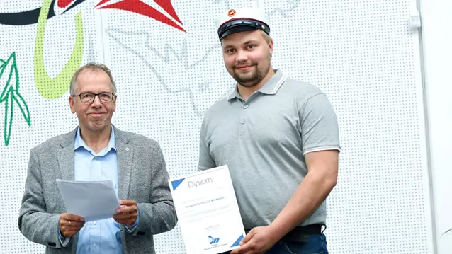 Anders Nørrelund Mikkelsen modtog et legat fra Dansk Maskinhandlerforening af formanden for foreningen, Jens Åge Jensen.