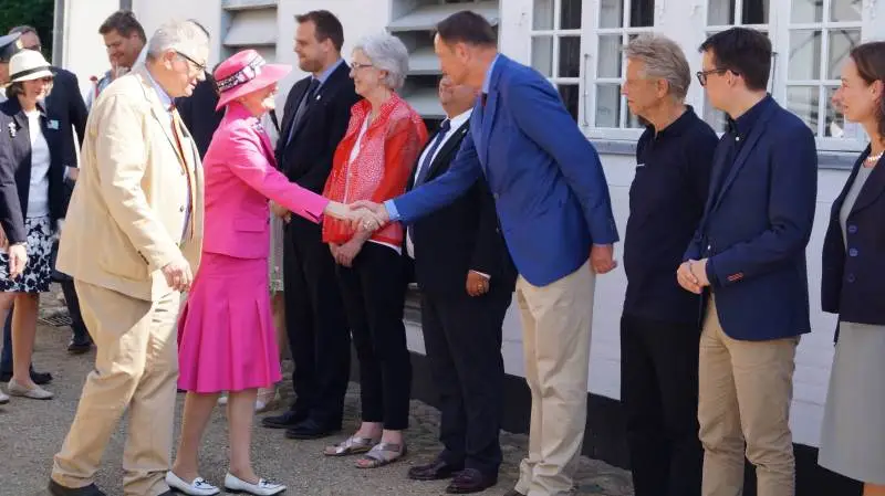 Dronning Margrethe gik rundt sammen med direktøren for Naturstyrelsen, Peter Ilsøe, og hilser her på Carl Frederik Bruun, godsejer og formand for nationalparken. Fotos: Henrik Sieben