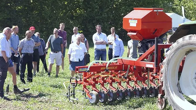 Omkring 50 økologer, konsulenter, repræsentanter for maskinfirmaer og grovvarebranchen var mødt op til VKST’s økologiske plantedag.