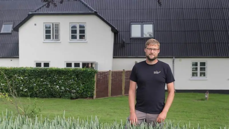 Niels Hauge Mikkelsen foran ejendommen Kohavegaard i Balslev på Vestfyn, hvorfra han driver cirka 500 hektar planteavl. Niels Hauge Mikkelsen er første fynske medlem af bestyrelsen for Bæredygtigt Landbrug og vil fremover arbejde for blandt andet øget samarbejde og synlighed bag de beregninger og resultater, der kommer fra universiteterne. Fotos: Henriette Lemvig
