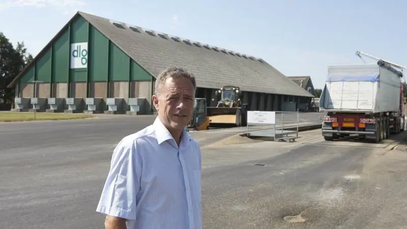 Lars Thorø, direktør for koncernlandbrug hos DLG, melder klar til høst. Her ses han sidste år foran lagerhallerne i Frankfri, der igen i år forventes fyldt til randen af fynsk korn. Som noget nyt, har DLG halveret tørringstaksterne på foderkorn, der leveres med mellem 15 og 17 procent vand. Foto: Erik Hansen