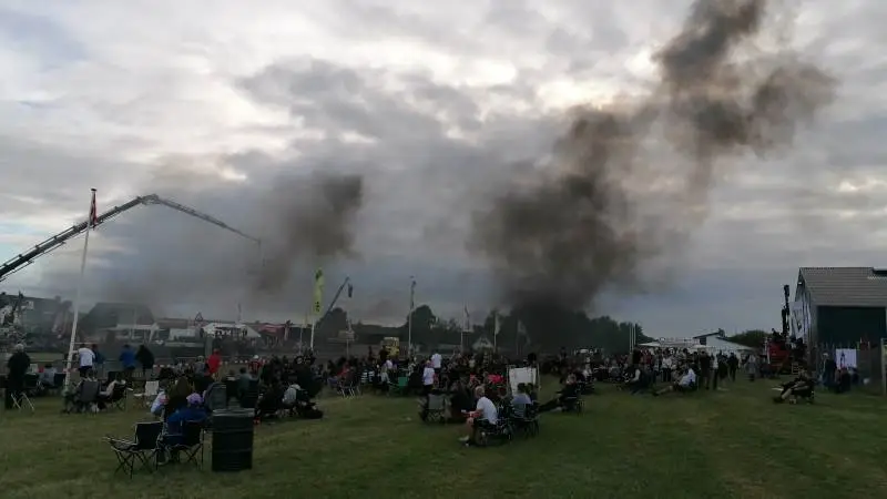 Masser af sort røg fyldte aftenhimlen, da Nordvestfyns Landboungdom afholdt årets første traktortræk på Fyn fredag den 25. juni. Fotos: Henriette Lemvig