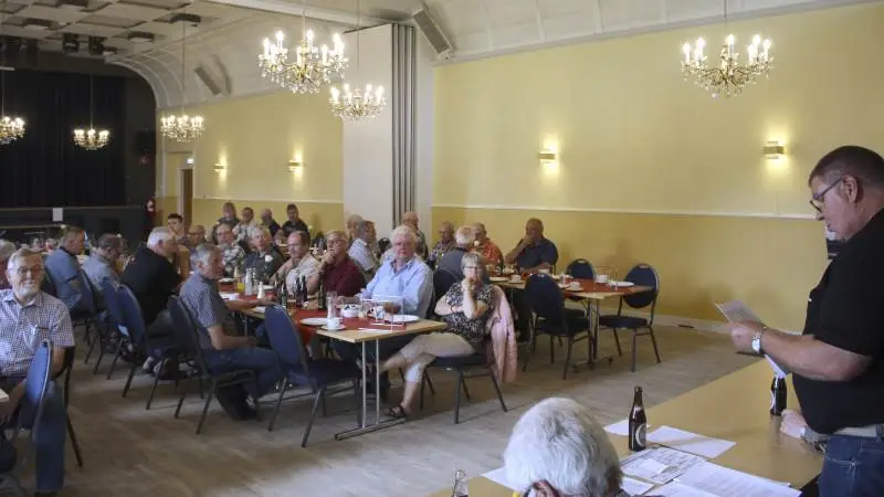Omkring 40 medlemmer deltog ved den corona-udsatte generalforsamling i Motor og Veterantraktorklubben Fyn i Ryslinge Forsamlingshus. Yderst til højre formanden Bo Fonager Lindholm i færd med at fortælle om årets mange aktiviteter, som for de flestes vedkommende måtte aflyses på grund af covid-19. Fotos: Erik Tvedskov