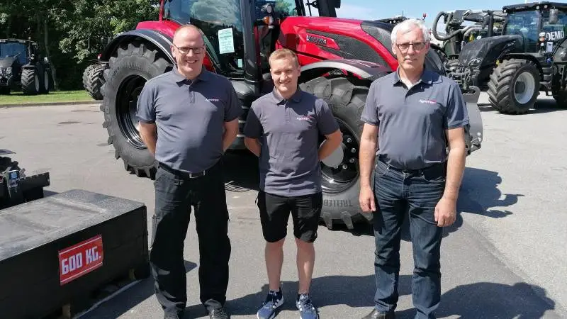 Niels Vestergaard, Kristian Laursen og Ole Grøn kunne endelig markere åbningen af Agroteks Brønderslev-afdeling med åbent hus. Foto: Ricco Guldhammer