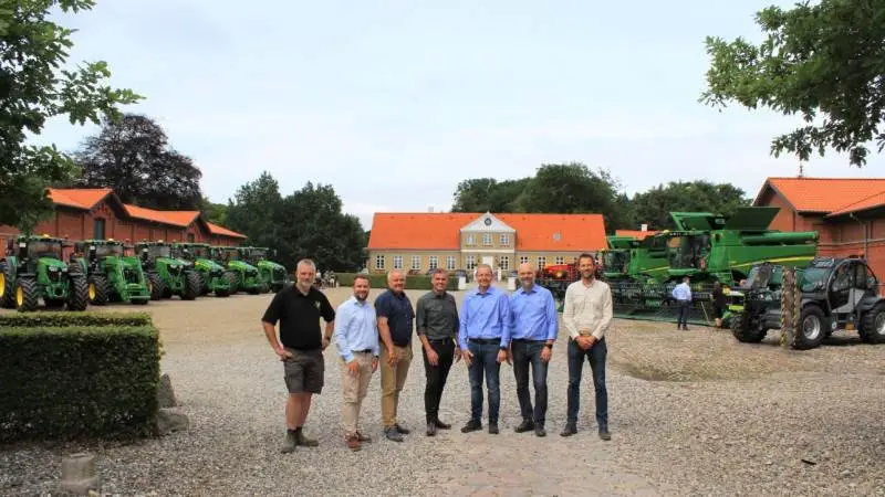 På billedet ses fra venstre: Frank Lorentsen Markdriftschef Kring Agro, Mads Kring Ejer og direktør, Per Kring Ejer, Morten Buus adm. Direktør Semler Agro, Lars Frederik Henningsen Salgsdirektør Semler Agro, Jens Illemann Senior Key Account Manager Semler Agro og Asger Jørgensen Salgschef Väderstad.