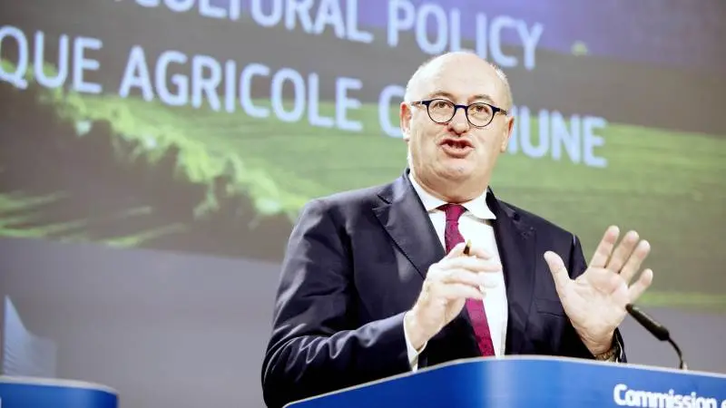 EU’s landbrugskommissær Phil Hogan præsenterede i går Kommissionens udspil til en ny fælles landbrugspolitik i EU. - Dagens forslag opfylder Kommissionens målsætning om at modernisere og forenkle den fælles landbrugspolitik, give medlemsstaterne mere indflydelse, sikre en mere modstandsdygtig landbrugssektor i Europa og øge landbrugspolitikkens miljø- og klimaambitioner, sagde han.