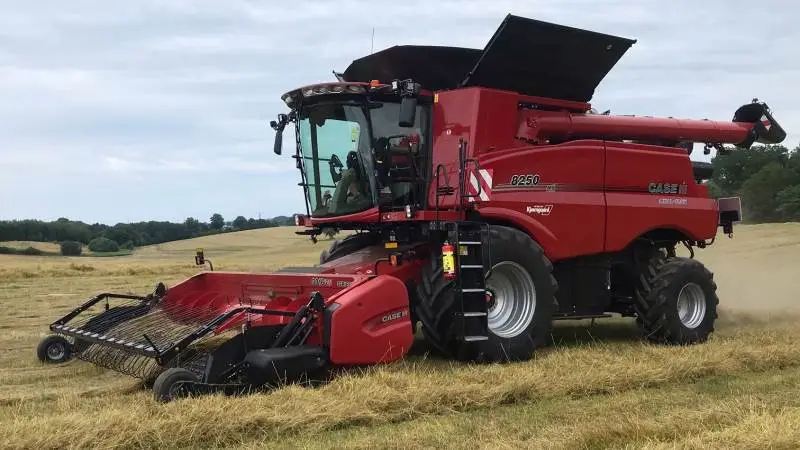 Alt er på plads og spiller, så mejetærskeren kan komme ud og køre med pickup, og bjerge frøhøsten i hus. Axial Flow 8250-modellen er en del af Case IH-demoturen, som S. D. Kjærsgaard har gang i.