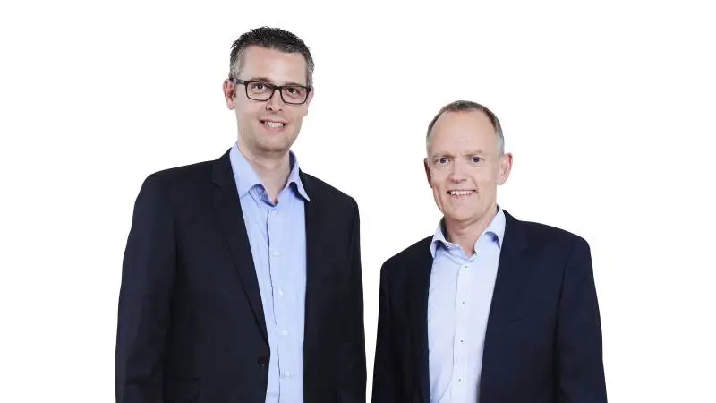 Større landbrug kan frit vælge, om de vil holde fast i deres egen revisor samtidig med, at de kan drage fordel af de rationaliseringsgevinster, benchmarkingværktøjer og økonomistyring, som vi tilbyder, siger afdelingsleder i LandboNord, Morten Langgaard (tv.) og vicedirektør Andreas H. Brandt.