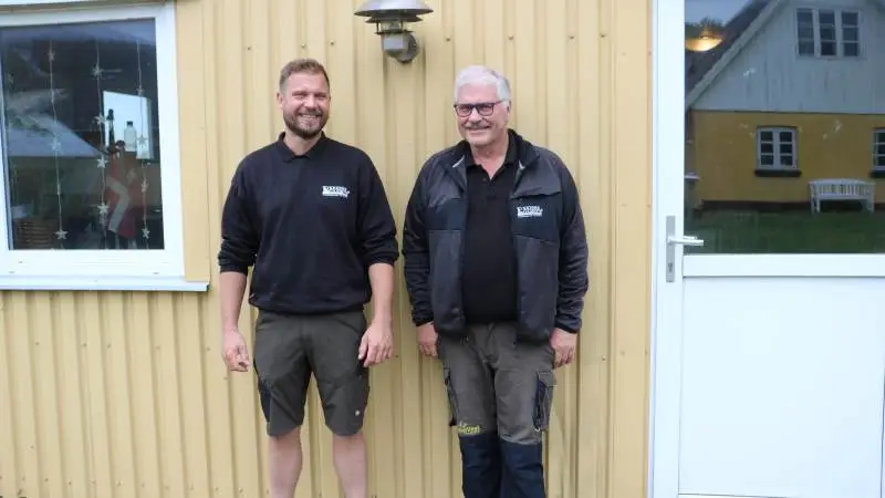 For seks år siden omlagde Ulrik Olsen (t.v.) og Lars Olsen deres 1.400 hektar planteavl fra konventionel til økologisk produktion. Det har de ikke fortrudt. - Vi vidste ikke noget om økologisk planteavl, da vi begyndte, men nu er det for alvor kommet under huden på os, siger Lars Olsen, der er far til Ulrik. Foto: Velas