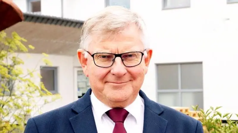 - Jeg er imponeret, for jeg ved godt, at nogle af andelshaverne skal bøvle med det for at kunne opfylde de nye krav, lyder det fra Thises direktør, Poul Pedersen, i forbindelse med mejeriets nye pladskrav til de i alt 75 andelshaveres køer.