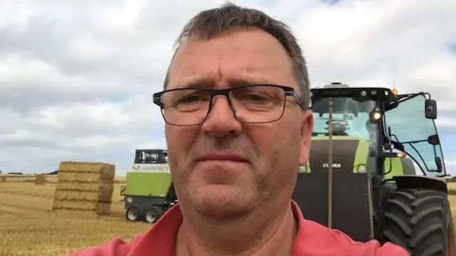 Opfordring fra Erik Engholm Poulsen, formand for Danske Halmleverandører: Hold lidt igen med at snitte al halmen - der bliver nok gode afsætningsmuligheder i år.