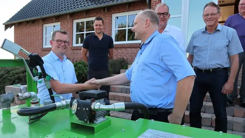 Borgmester Morten Andersen og medejer af Emmelev A/S Morten Simonsen giver håndslag på samarbejdet.