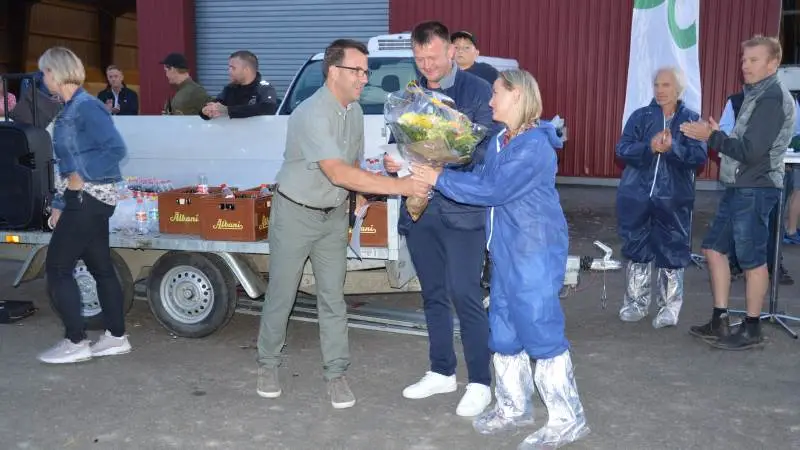 Initiativprisen på 10.000 kroner fra Dansk Jersey Export gik i år til Natalie og Slava Kreitor, der driver Østergaard ved Balslev. Prisen bliver her overrakt af formand for Dansk Jersey Eksport, Peter Høj.