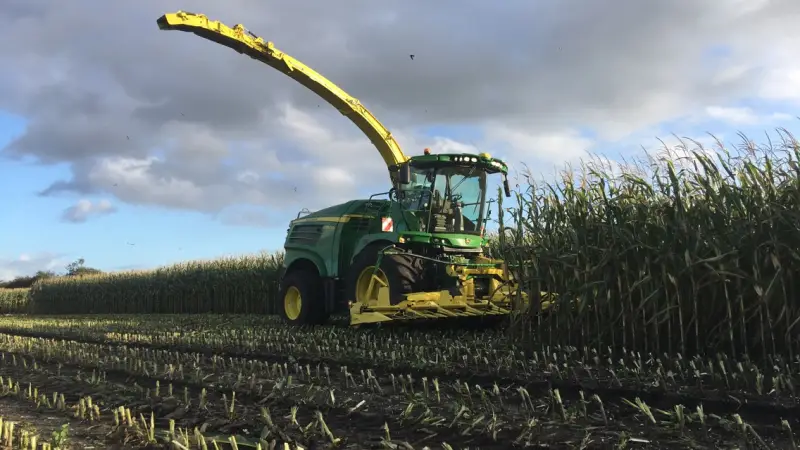 Valget af den 585 hk store John Deere 8500 er gjort ud fra en forhandling om prisen og den størrelse og de specifikationer, der passer bedst til de opgaver, der skal løses.