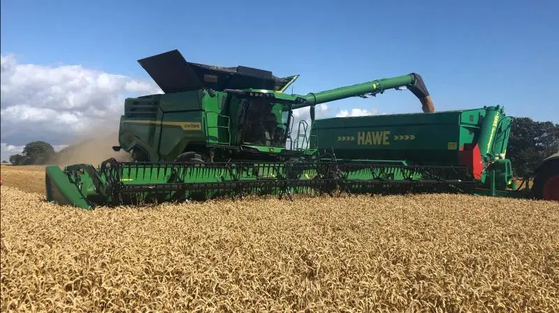Demo-udgaven af X9-flagskibet kører med John Deeres nyudviklede flexskærbord på 40 fod. Men når den kommer i handlen til den kommende høstsæson, kan den leveres med et 45 fods, og på sigt også et 50 fods skærebord. Foto: Semler Agro