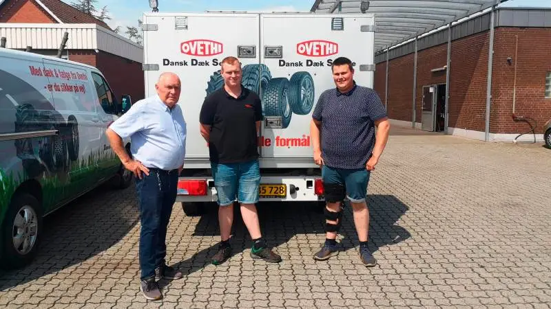 Daniel Nørhave (th) og Per Christian Christensen (i midten), Aarestrup Traktor & Maskiner ApS er ny Ovethi-servicepartner. Her ses de sammen med Thomas Thinggaard, adm. direktør i og medejer af Ovethi.